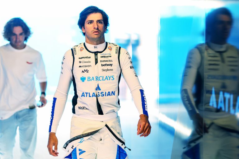 “Quem decidiu isso?”: Sainz detona F1 e cobra “reflexão séria” após pane geral em Sepang