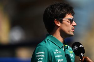Video: Stroll se enfada con un comisario tras abandonar en Bakú: “No voy a esperar aquí”