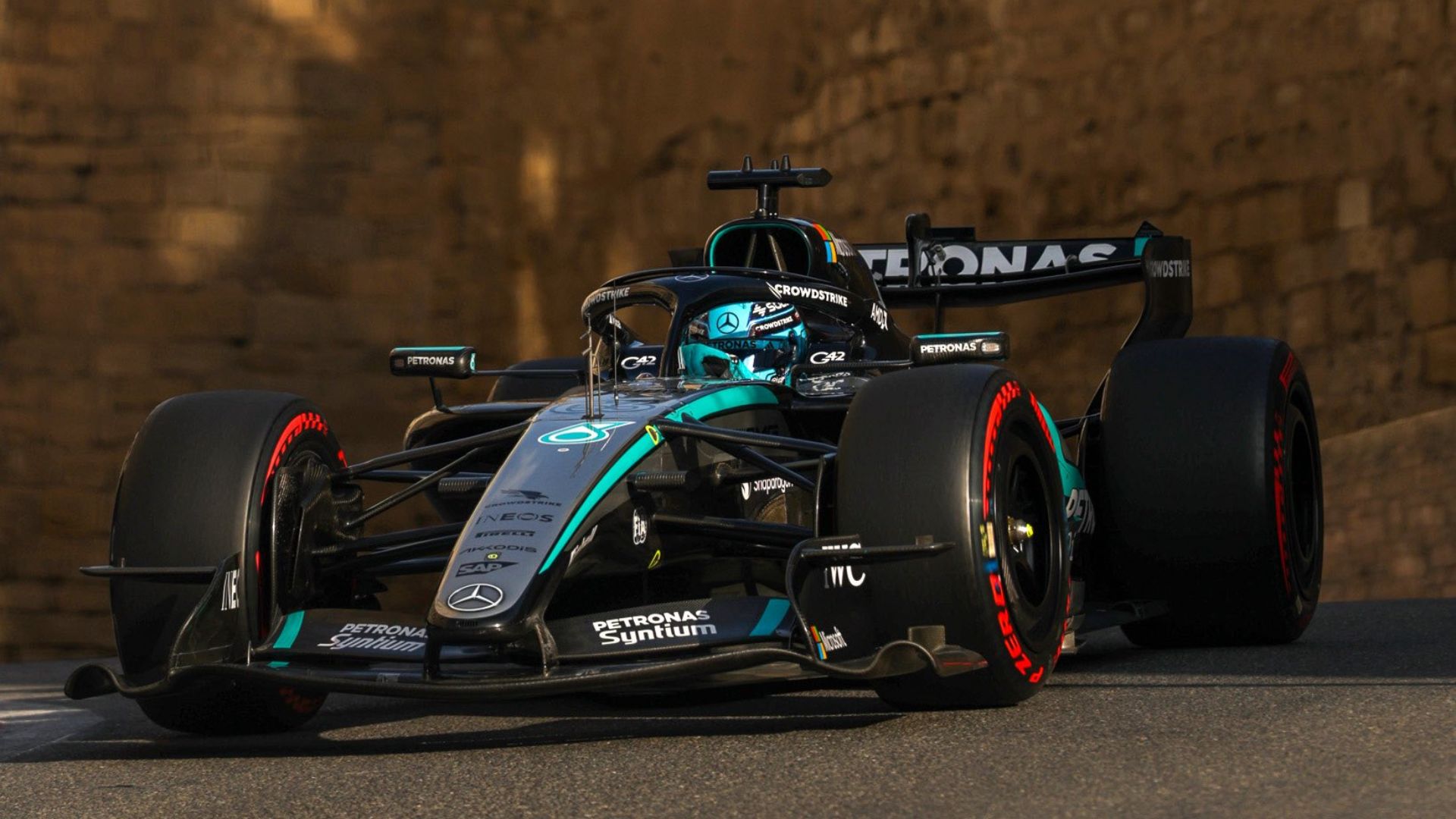 Russell resiste la presión de Verstappen y gana en Azerbaiyán; Colapinto choca a Gasly y abandona