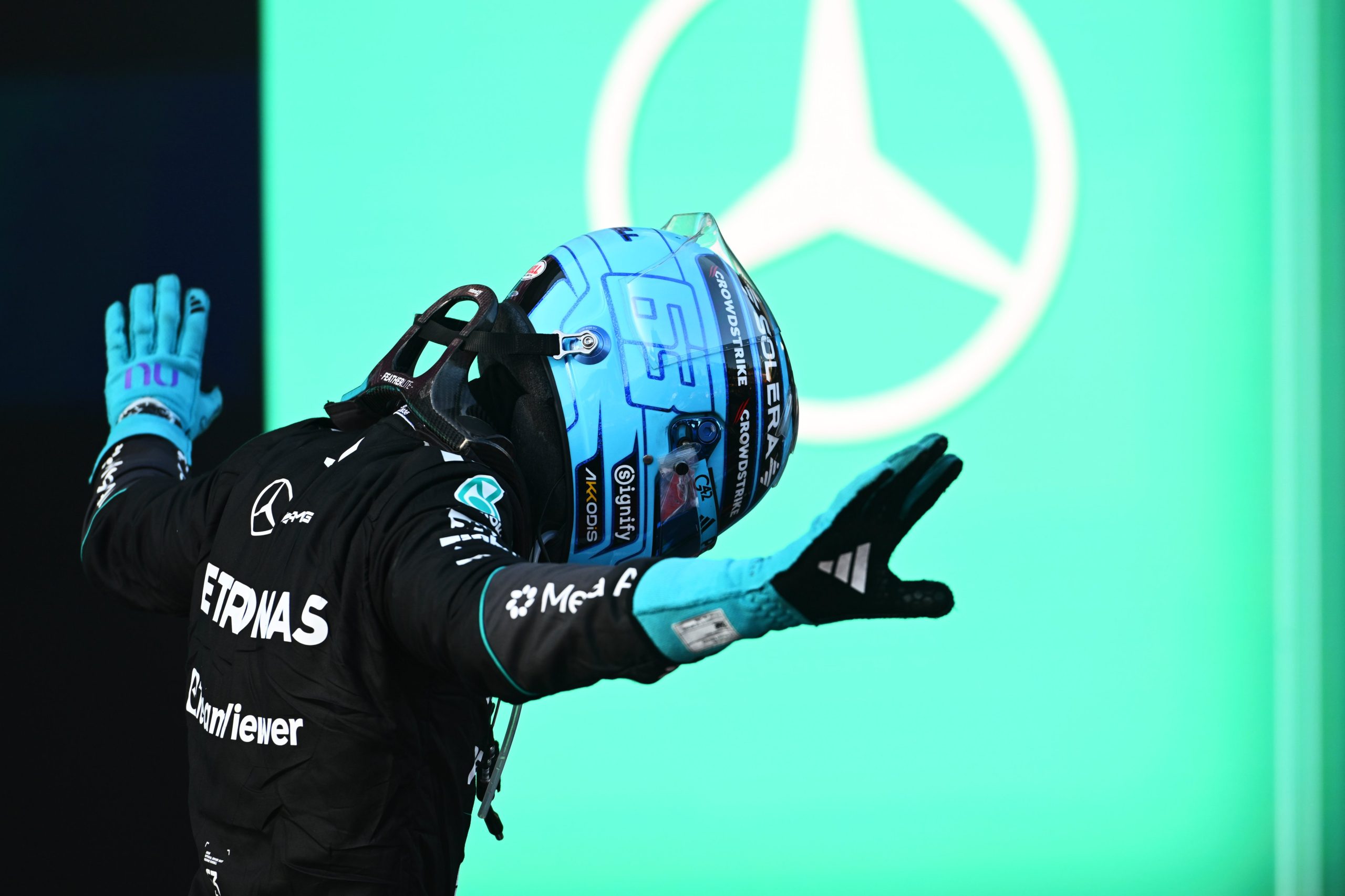 Russell vibra com vitória em Baku e agradece à Mercedes “por continuar acreditando em mim”