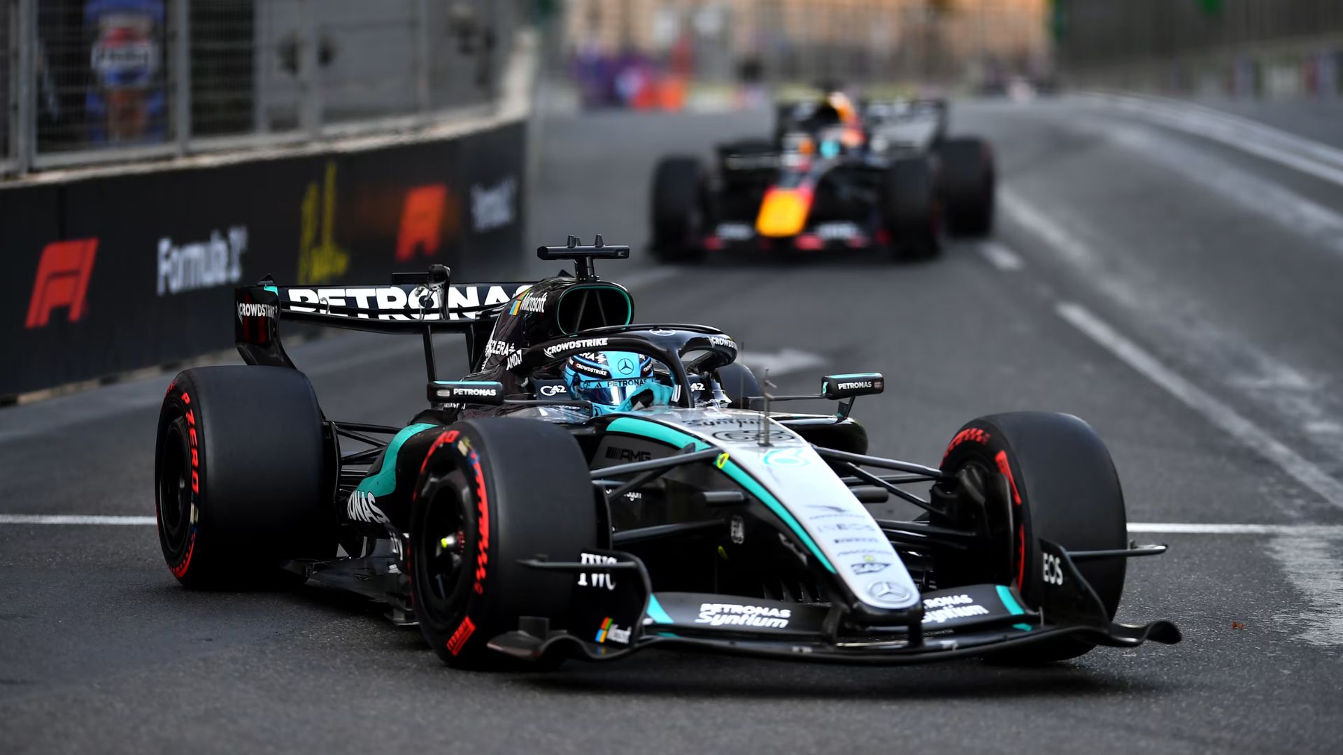 Russell explica falha que permitiu ataque de Verstappen na chegada em Baku