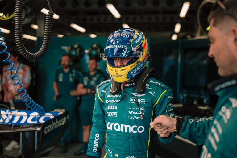 Alonso celebra melhora da Aston Martin em Baku, mas admite: “Corrida será difícil”