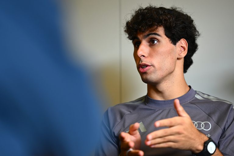 “Ainda é muito confuso, a gente precisa de tempo para analisar. Não vou comentar o que deu errado porque não tenho certeza, acho que os dois carros estão sofrendo muito no fim de semana. A gente quase não conseguiu ficar acima de 15º, só no TL1”, pontuou.