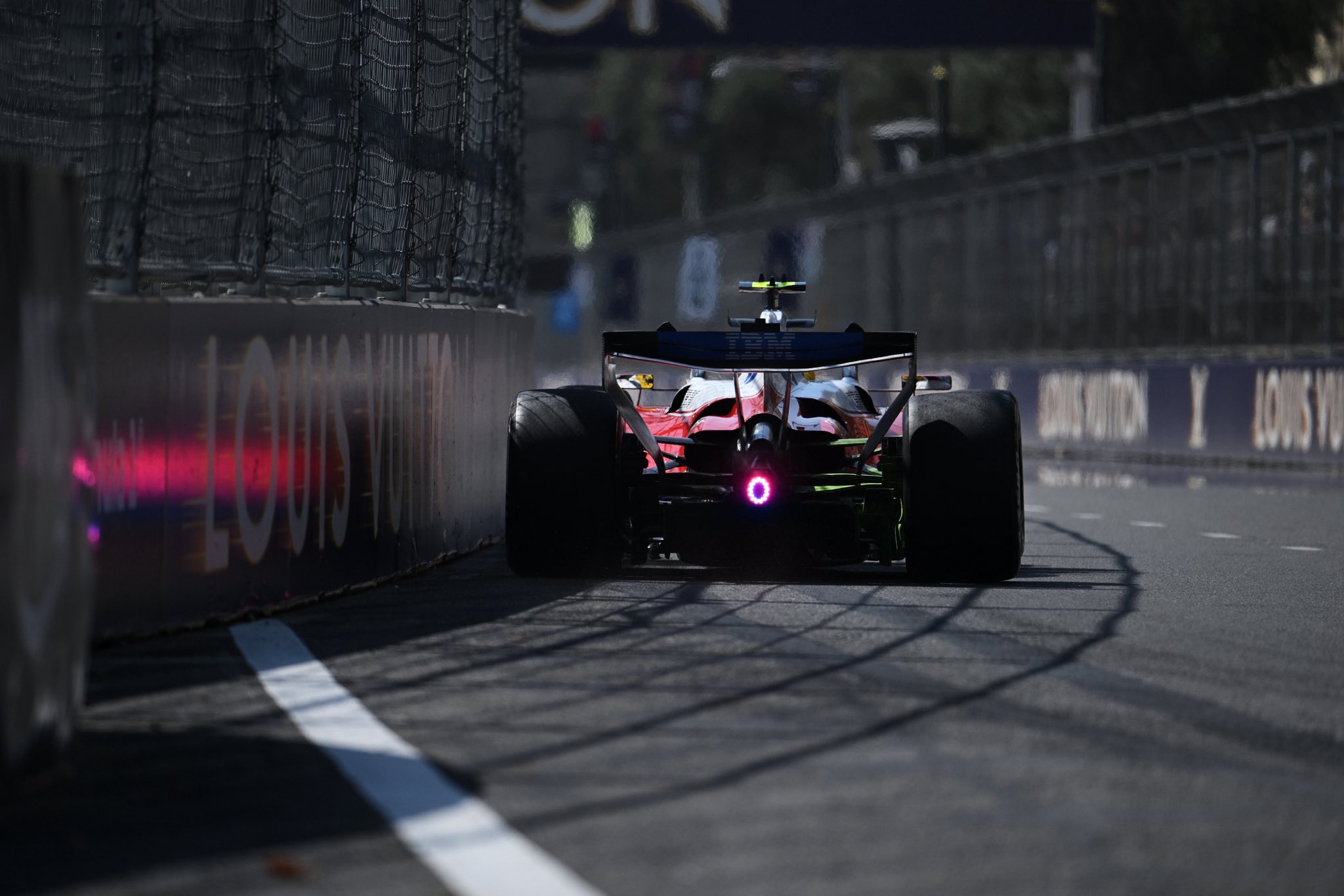Ferrari admite altibajos de rendimiento en el GP de Azerbaiyán tras la FP2: “No estamos satisfechos”