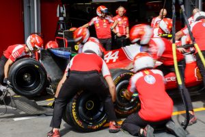 Evelyn Guimarães vê Ferrari com problema técnico e operacional: “Decisões impediram desenvolvimento”