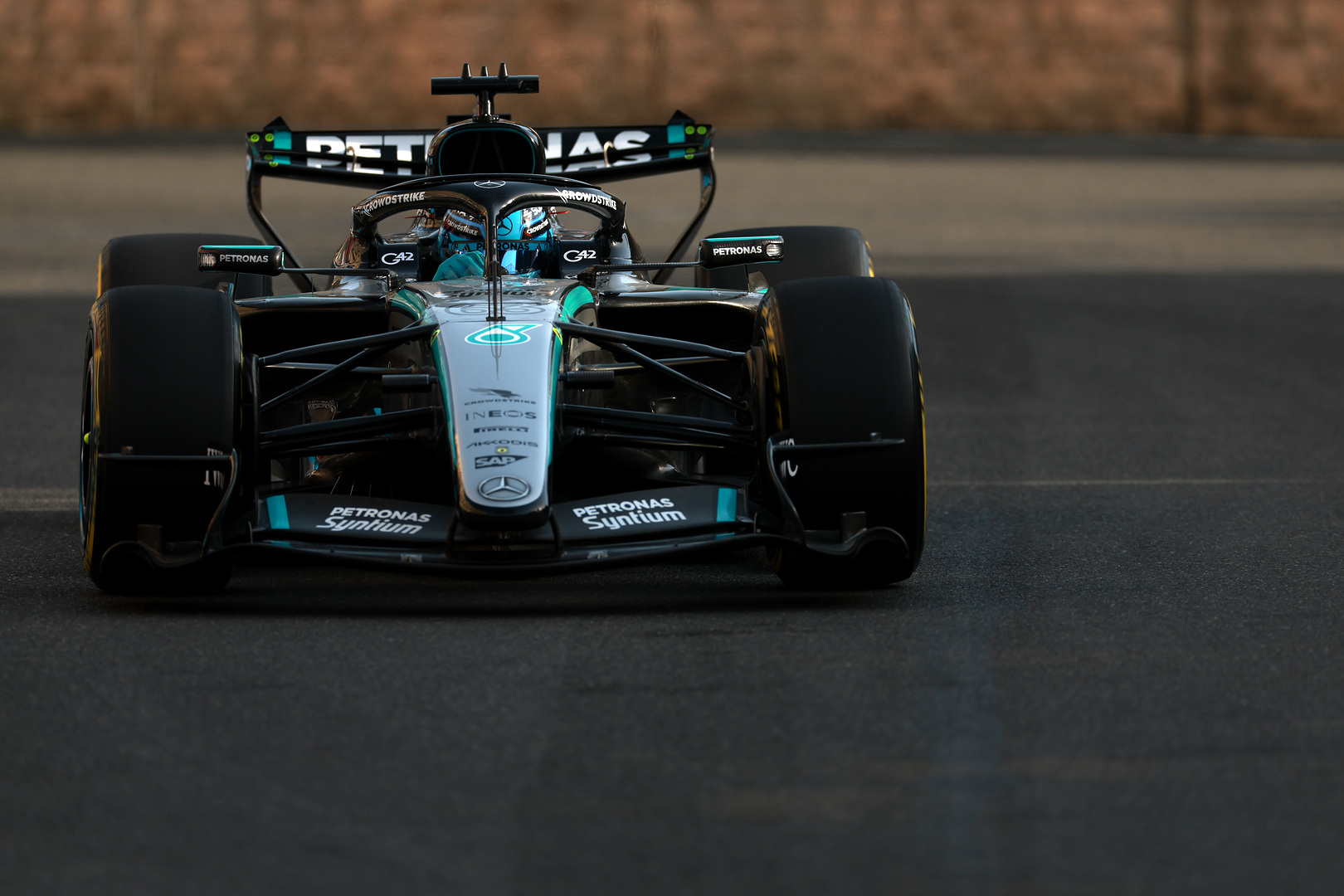Mercedes torce para que Russell “mantenha o nível” e minimiza domínio em treinos de Baku