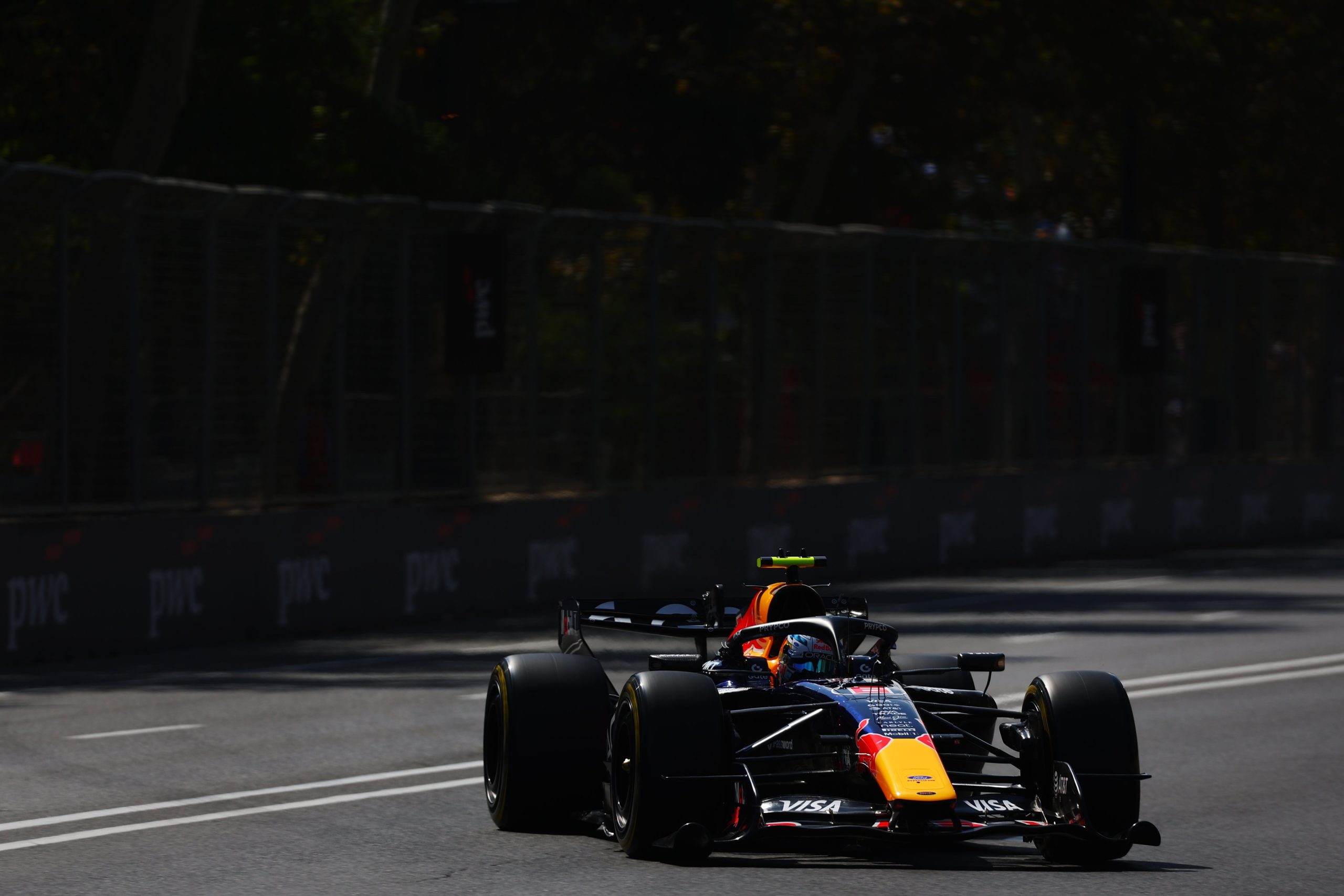 Hadjar admite que evitou riscos em retorno à F1 no Azerbaijão: “Não havia motivo para isso”