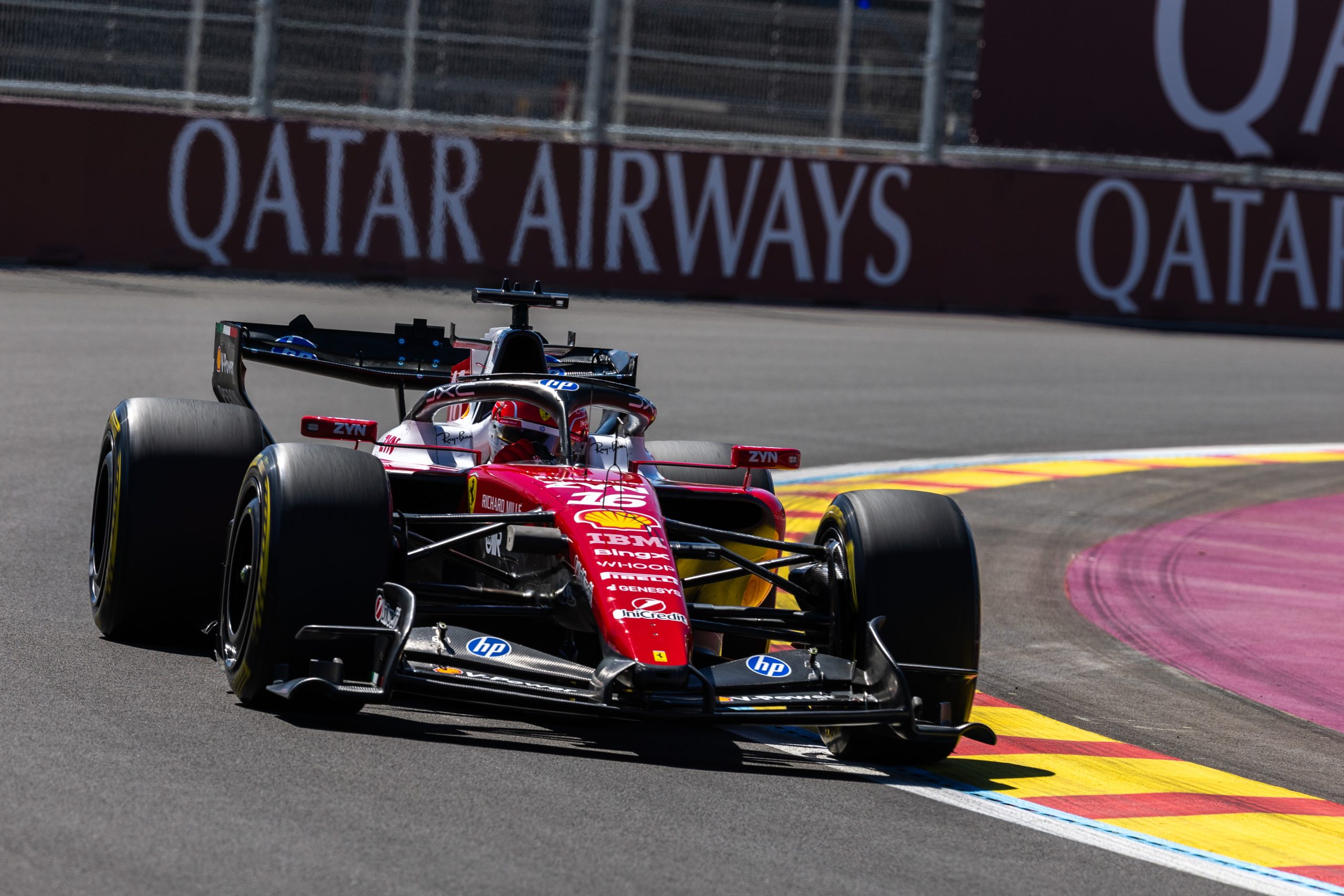 Leclerc desconversa, mas diz que novo motor Ferrari está à disposição no Azerbaijão