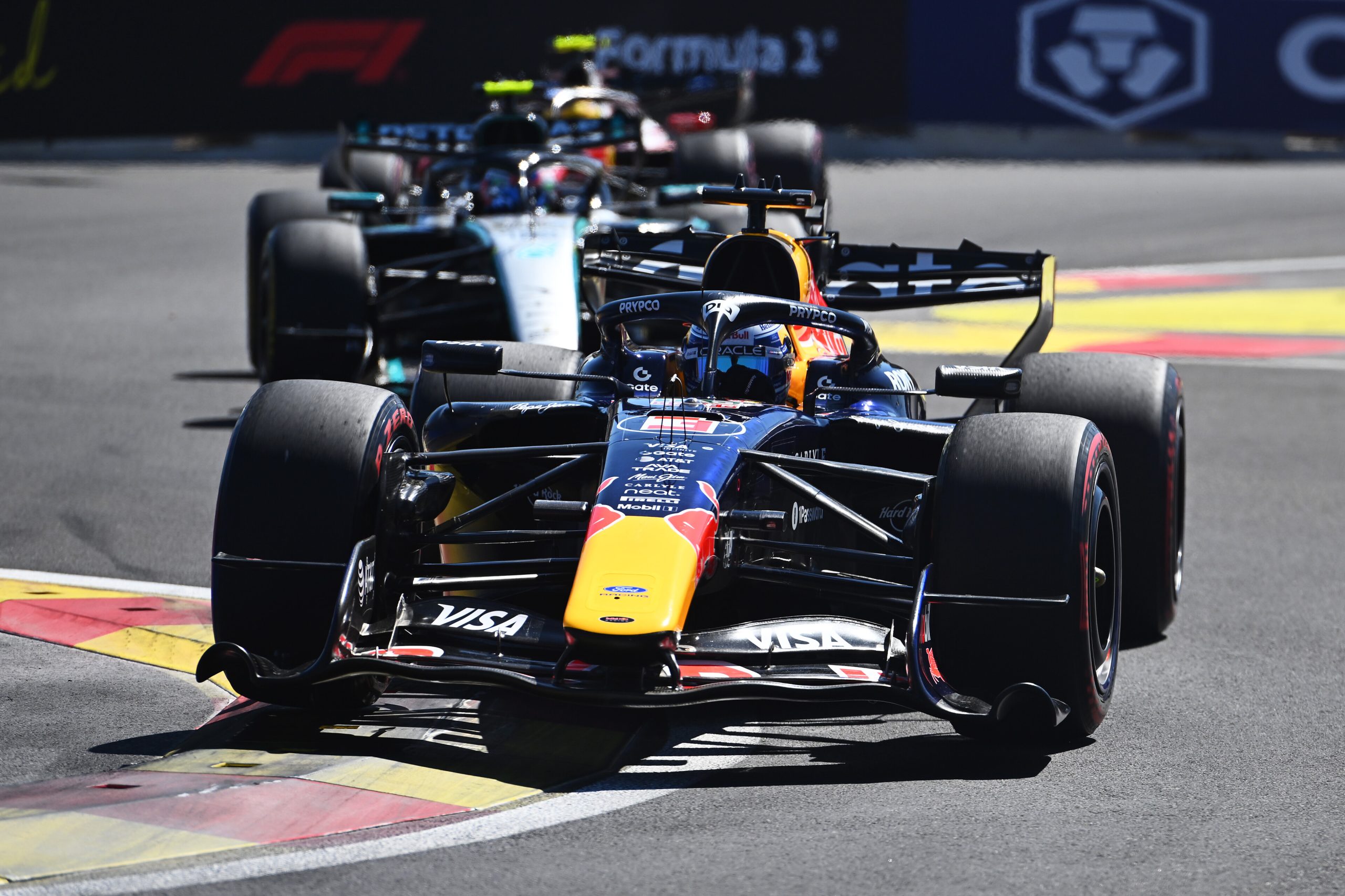 Verstappen questiona avaliação da FIA e aponta vantagem da Mercedes sobre Red Bull
