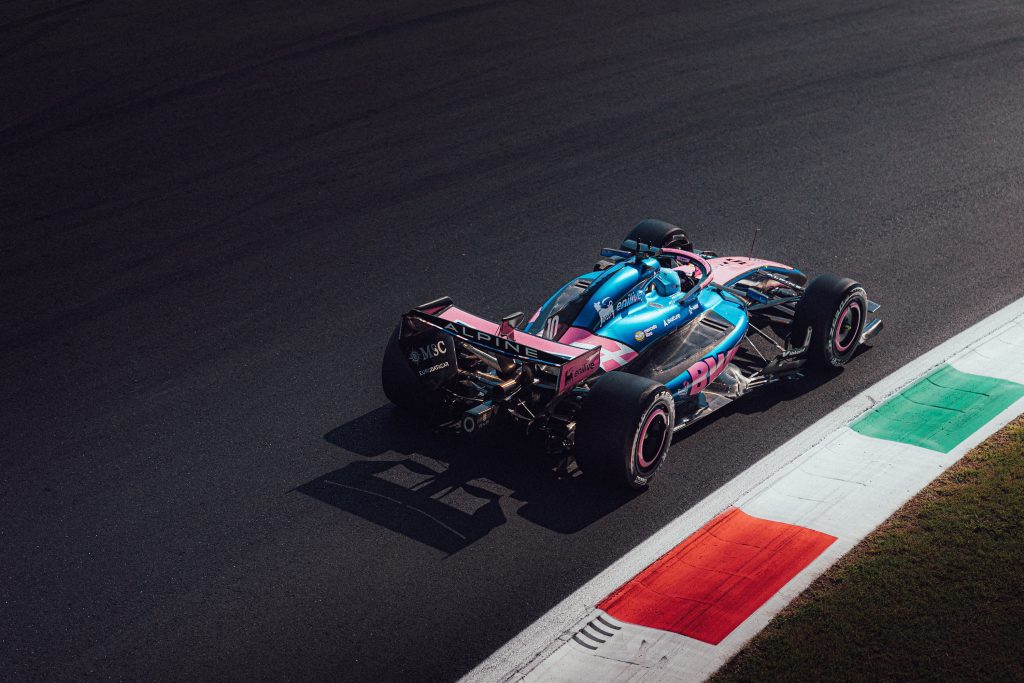 A Fórmula 1 concluiu a classificação na Itália, marcada por uma atuação surpreendente de Pierre Gasly, que conquistou a pole-position, e agora se prepara para a corrida. Confira a programação do domingo e saiba quando começa a disputa em Monza.