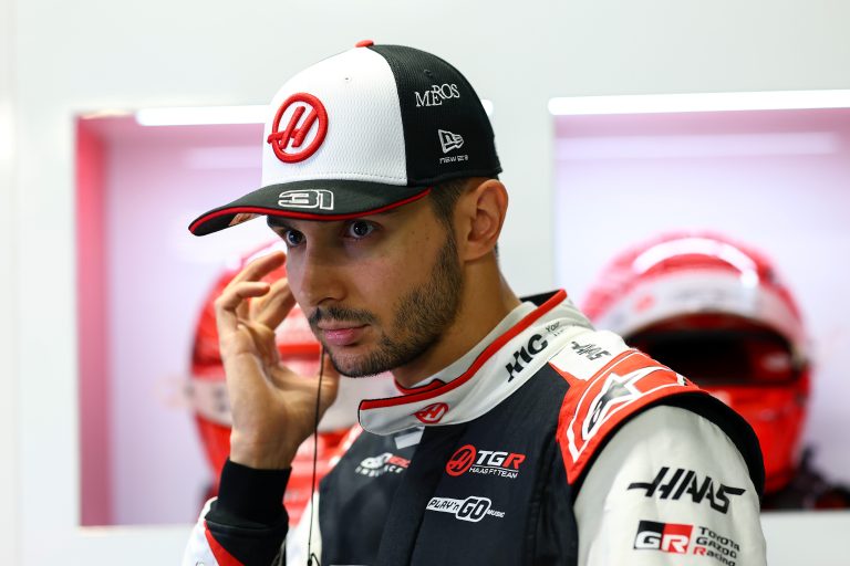 Haas confirma saída de Ocon e abre vaga disputada por Câmara na F1 2027