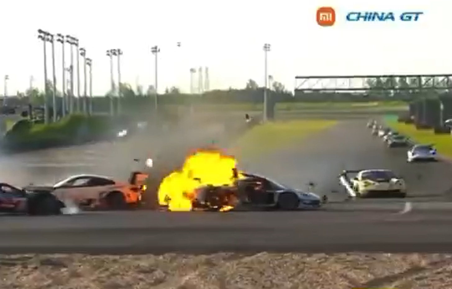 Acidente triplo deixa carro em chamas no meio da pista de Xangai no Chinês de GT3