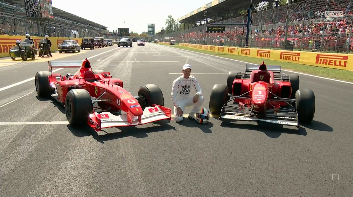 Vettel faz graça e dá zerinho após desfile com Ferrari F2002 de Schumacher antes do GP da Itália