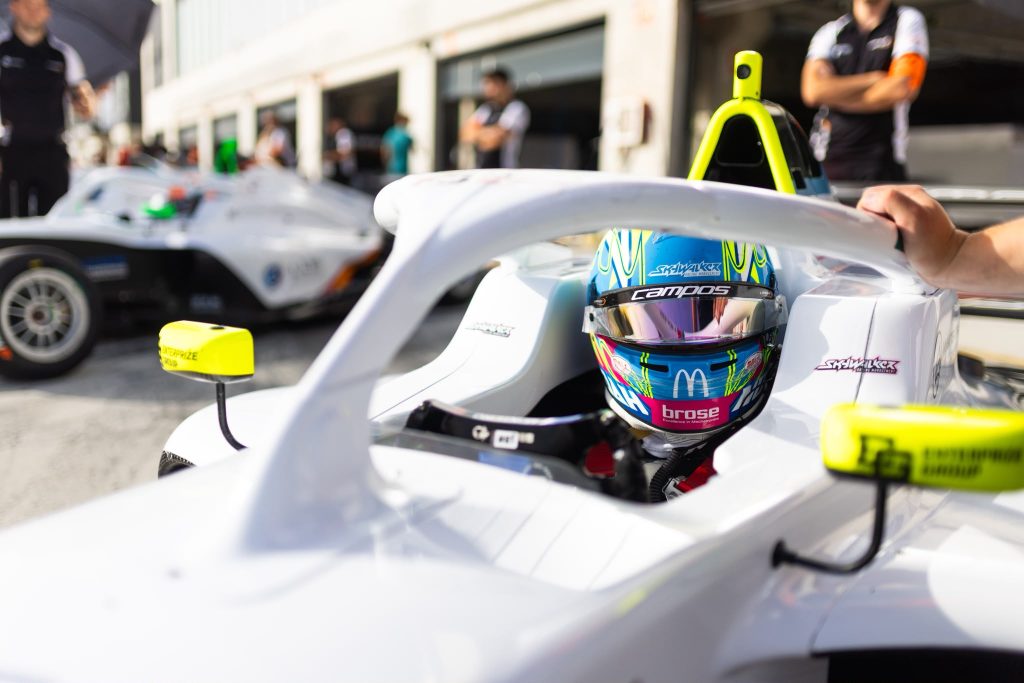 Monteiro vence corridas 1 e 2 em Jerez e esquenta briga pelo título da F4 Espanhola