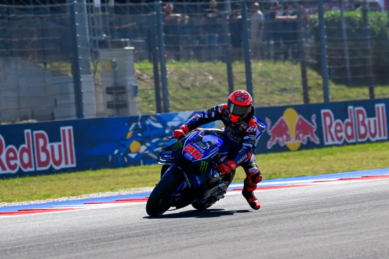 Após os treinos, classificação e a corrida sprint do sábado, a MotoGP acelera neste domingo para a prova principal