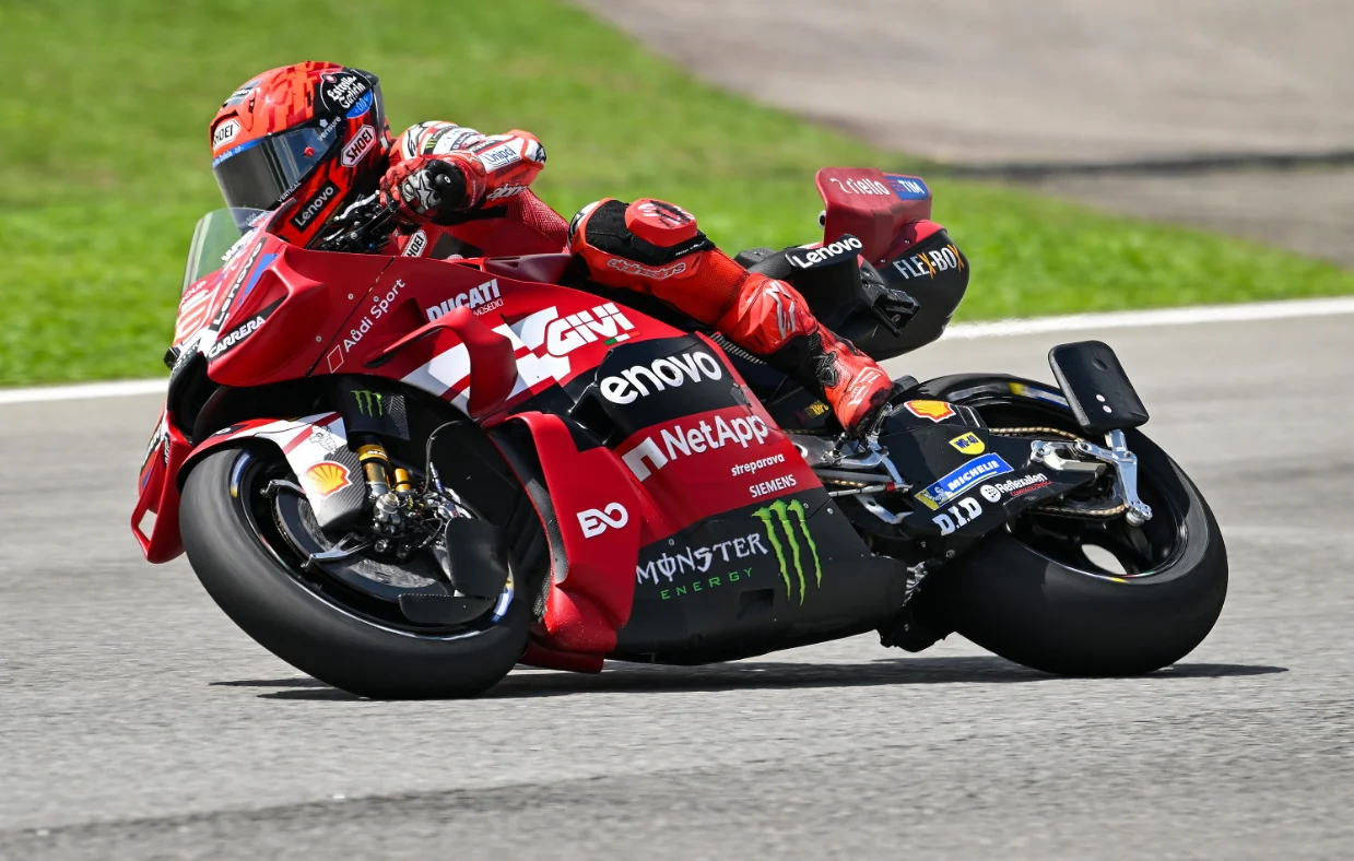 Márquez นำ 10 นักบิดเข้า Q2 ที่ Sepang — Bagnaia และ Martín ต้องลุ้น Q1