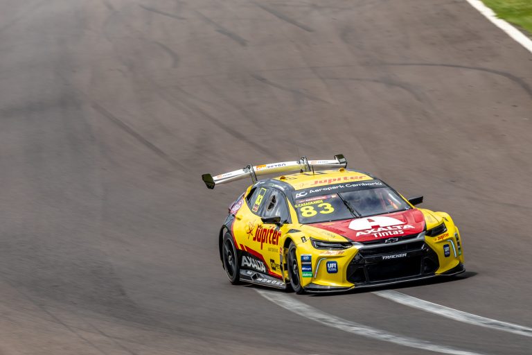 Casagrande segura Camilo e leva corrida principal da Stock Car em Cascavel