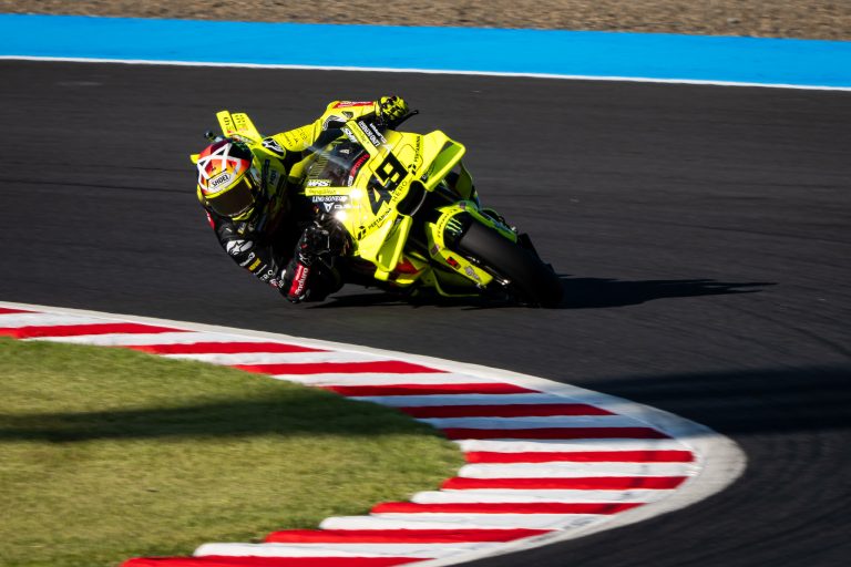 Após os treinos, classificação e a corrida sprint de sexta, a MotoGP acelera neste sábado para a prova principal