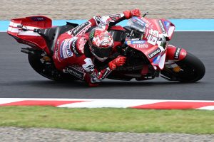 Bagnaia vê culpa de pilotos em caos de pneus no Japão: “Não testamos antes”