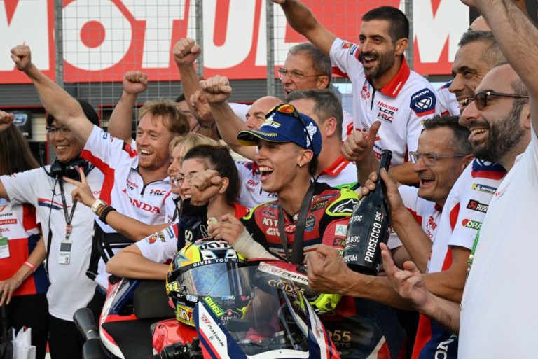 Moreira veste #11 e faixa da Honda e debuta entre os grandes com pódio inédito na MotoGP