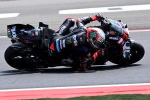 Bezzecchi acerta bote em Fernández e vence GP da Indonésia da MotoGP. Moreira é 16º