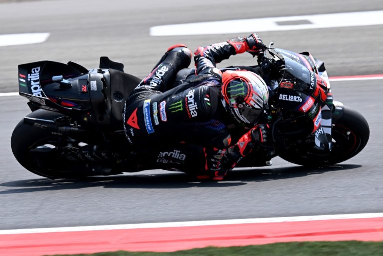 Bezzecchi acerta bote em Fernández e vence GP da Indonésia da MotoGP. Moreira é 16º