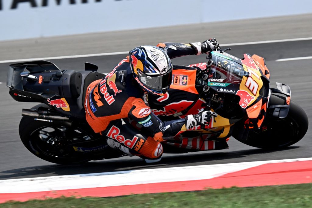Acosta critica la norma de límite de presión de los neumáticos de MotoGP: “Parece que somos tontos”