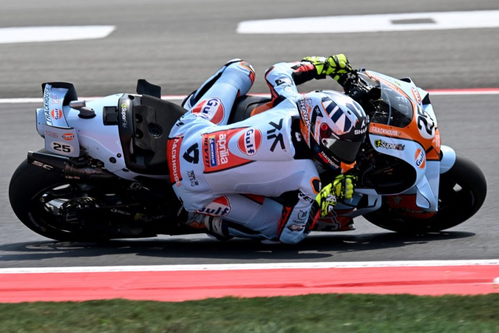 Fernández races with two broken fingers to finish second after Mandalika clash