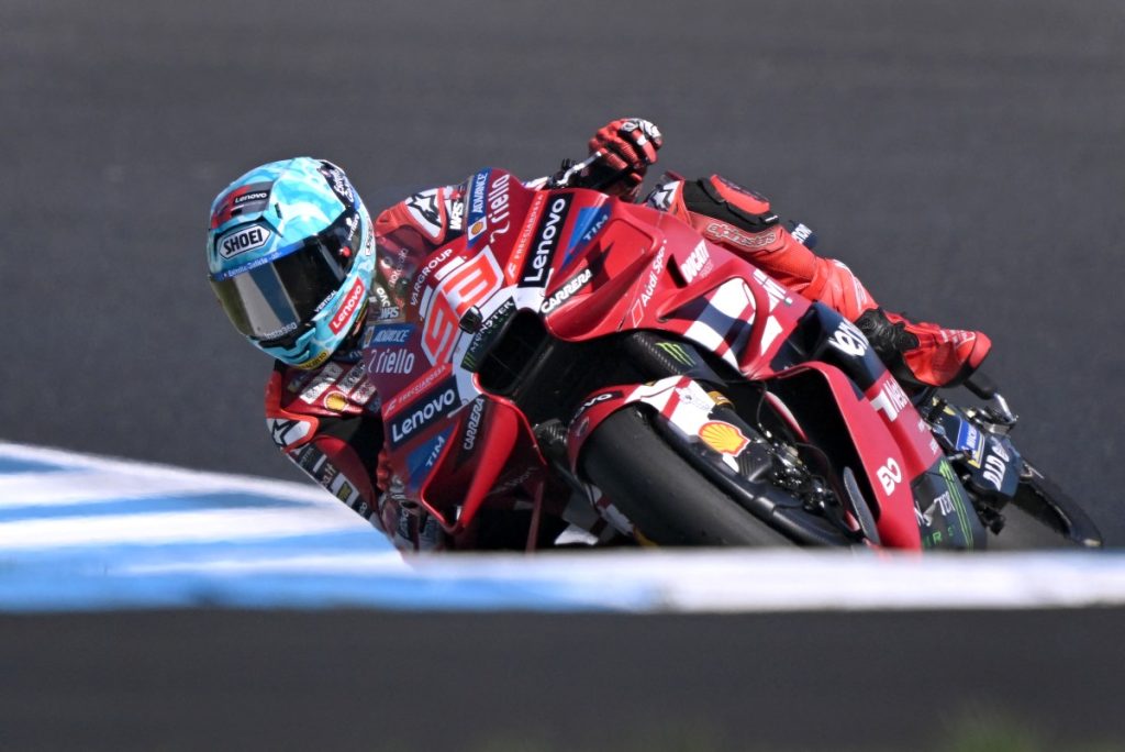 Márquez overcomes crash to snatch pole in wet Phillip Island qualifying as Martín struggles