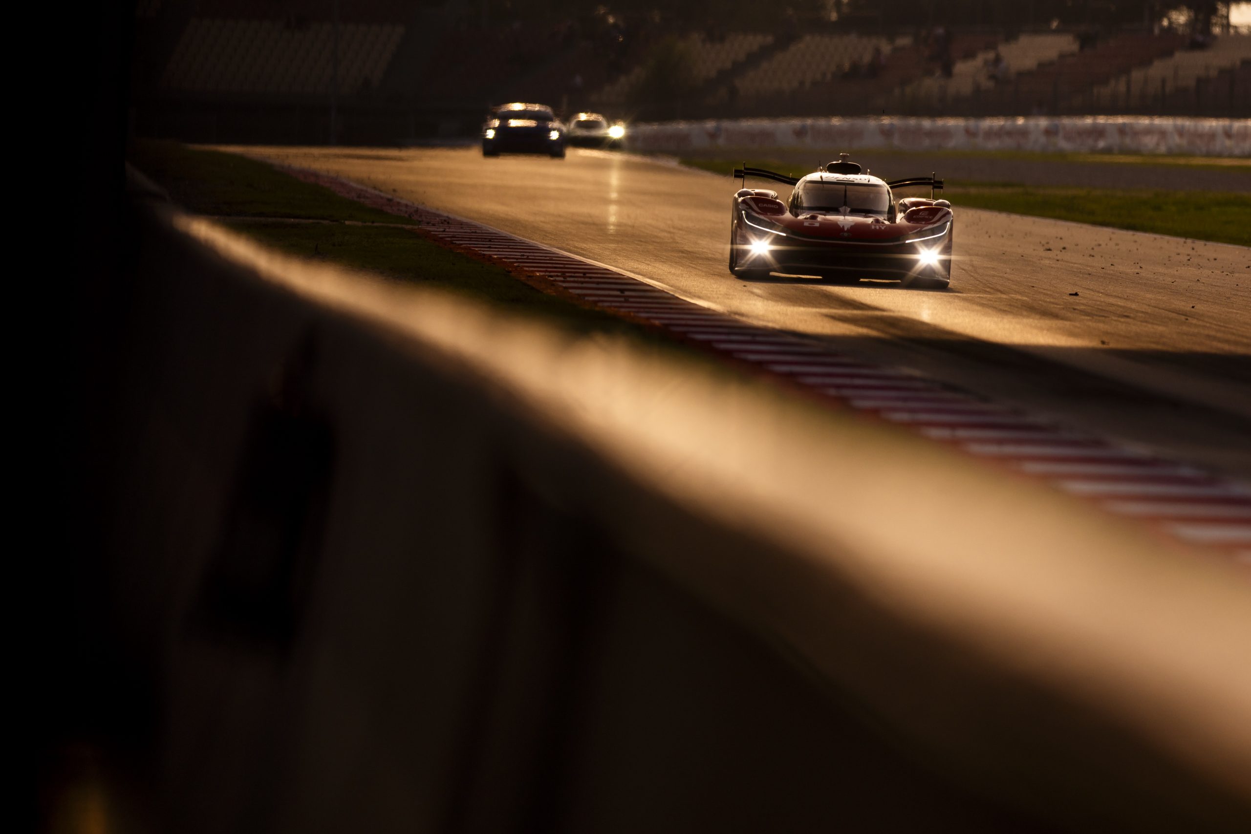 Buemi lidera com Toyota #8 após 1h acidentada em Barcelona. Derani é 13º