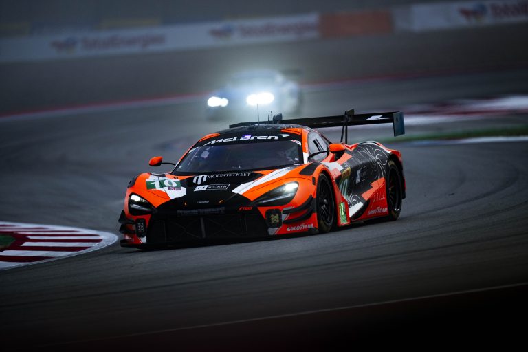 Fleming põe McLaren #10 na pole da LMGT3 das 6 Horas de Barcelona. Farfus é 6º