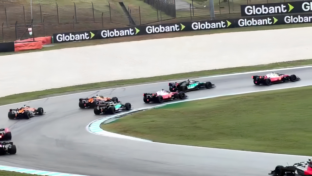 Virou Lego! Torcedor filma instante em que carros da F1 sofrem pane em software em Sepang