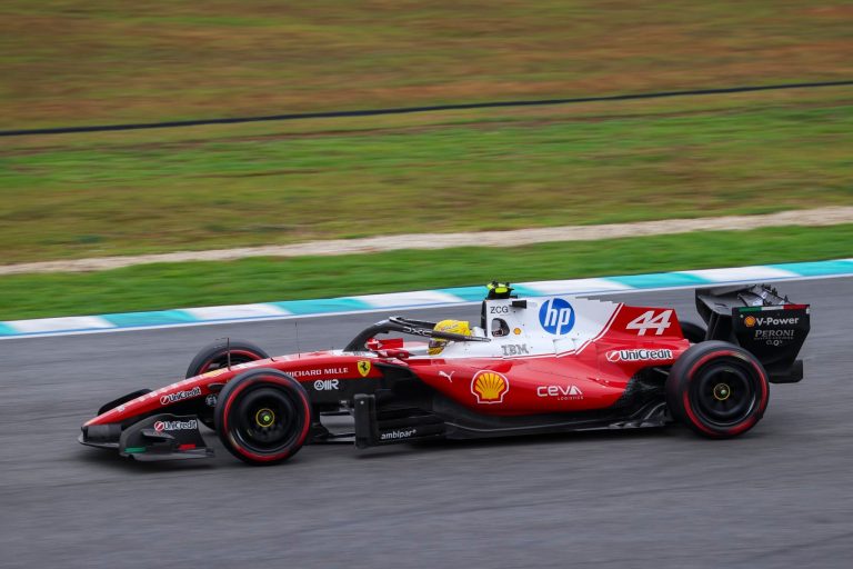 Hamilton celebra recuperação após erro de estratégia em Sepang: “Pensei que era o fim”