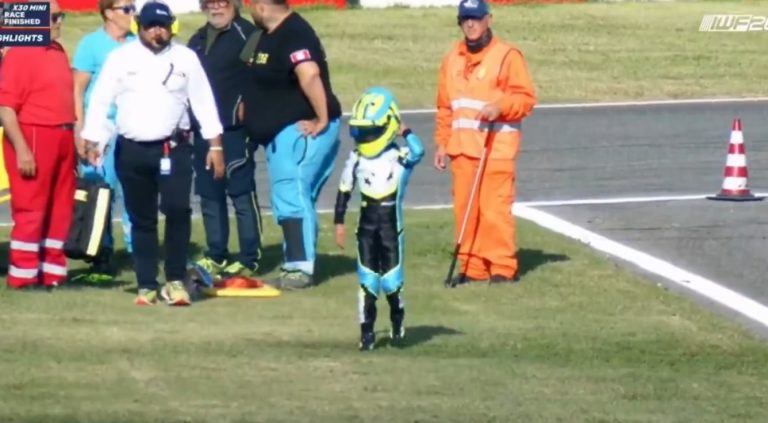 Filho de Toto Wolff sai ileso de acidente espetacular em competição de kart na Itália
