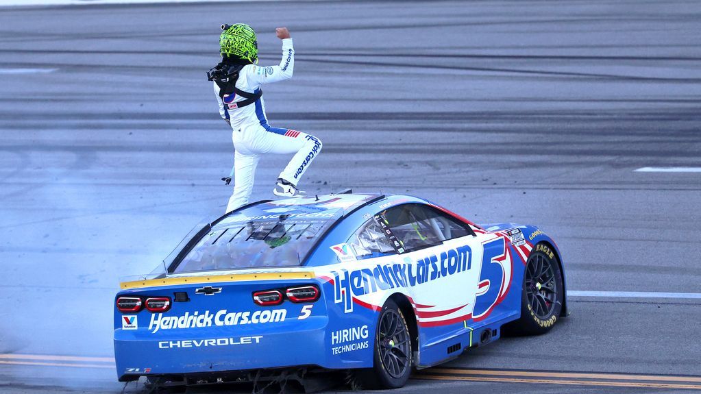 Larson aprovecha los incidentes, venció en Talladega y queda muy cerca de lograr el título de Nascar 2026