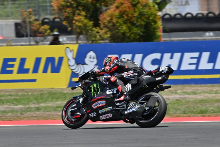 Bezzecchi dá sinal de vida e lidera TL1 da MotoGP na Indonésia. Moreira cai e é 20º