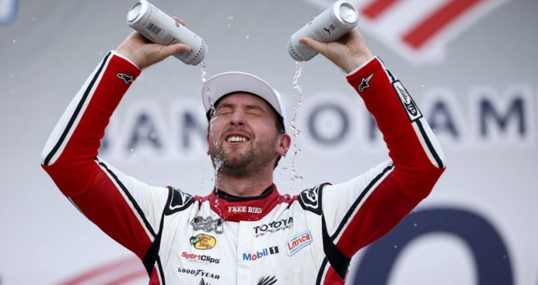 Briscoe sobrevive a toque de Bell na última volta em Charlotte e vence 2ª seguida na Nascar