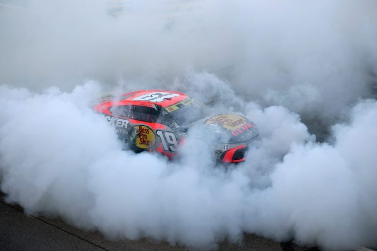 Briscoe controla disputa e vence etapa da Nascar com batida na bandeirada em Las Vegas