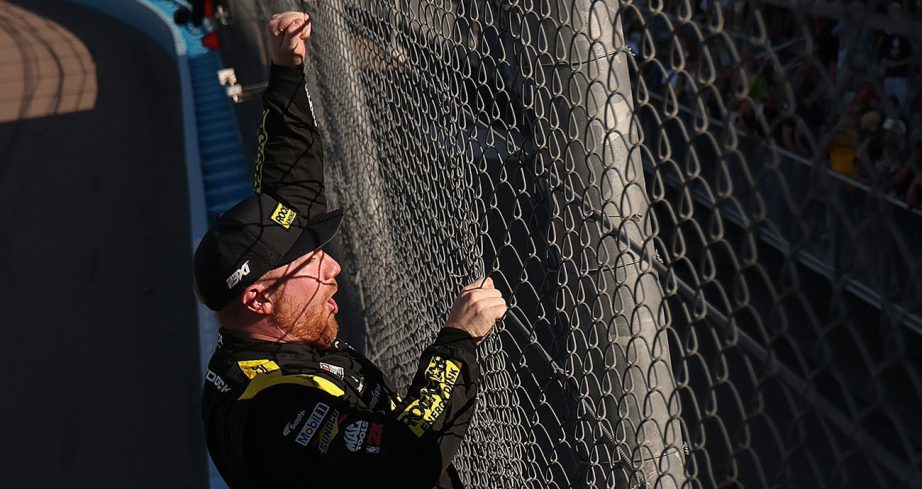 Reddick encerra longo jejum com vitória em Phoenix. Larson vive drama e vê Nascar abrir