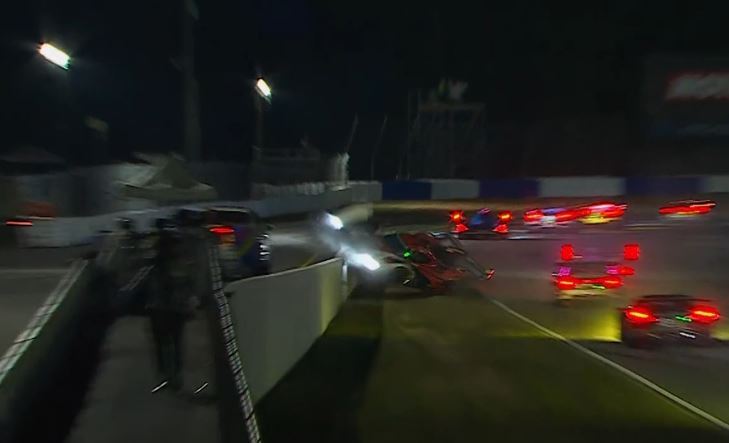 Nasr protagoniza accidente con el Porsche #7 superando tráfico en la fecha de IMSA en Road Atlanta