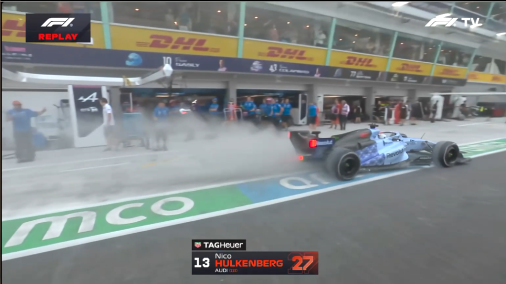 Russell e Hülkenberg levantam nuvem de poeira nos boxes com sujeira da pista em Singapura