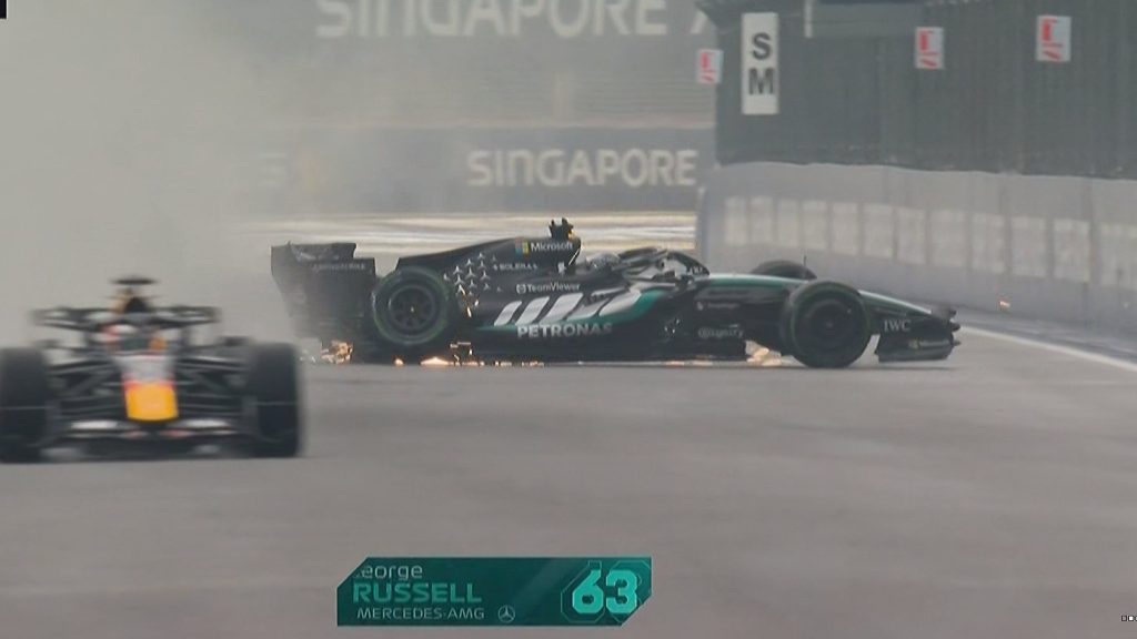 Russell supera a Verstappen en la salida, pero choca y abandona la sprint de Singapur