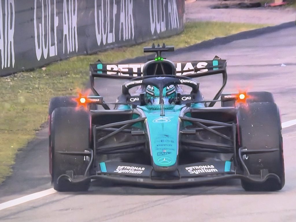 Russell detiene su coche en la recta principal y abandona el GP de Bahréin en Malasia