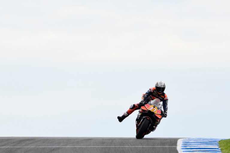 Na sexta-feira (23), os pilotos voltam à pista para o Treino, às 1h no Brasil — 5h em Portugal. Mais tarde, a programação recomeça com o Treino Livre 2, às 20h10 no Brasil — 0h10 de sábado (24) em Portugal. A Classificação, dividida em Q1 e Q2, começa às 20h50 e 21h15, respectivamente, no horário de Brasília — 0h50 e 1h15 de sábado em Portugal.