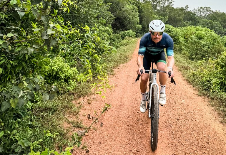 Em quanto tempo Bottas completa trajeto de 350 km de bicicleta entre Sepang e Singapura?