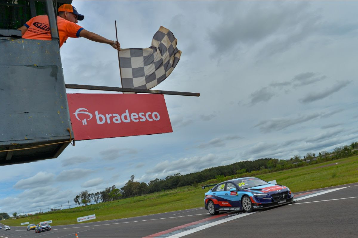 Girolami se queda con la pole y logra el doblete de victorias en la fecha del TCR South America en Posadas