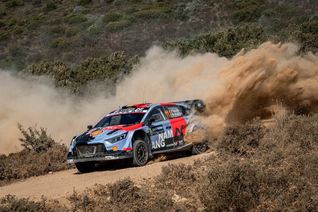 Neuville supera Fourmaux por 0s4 e lidera sexta-feira do Rali da Itália-Sardenha do WRC