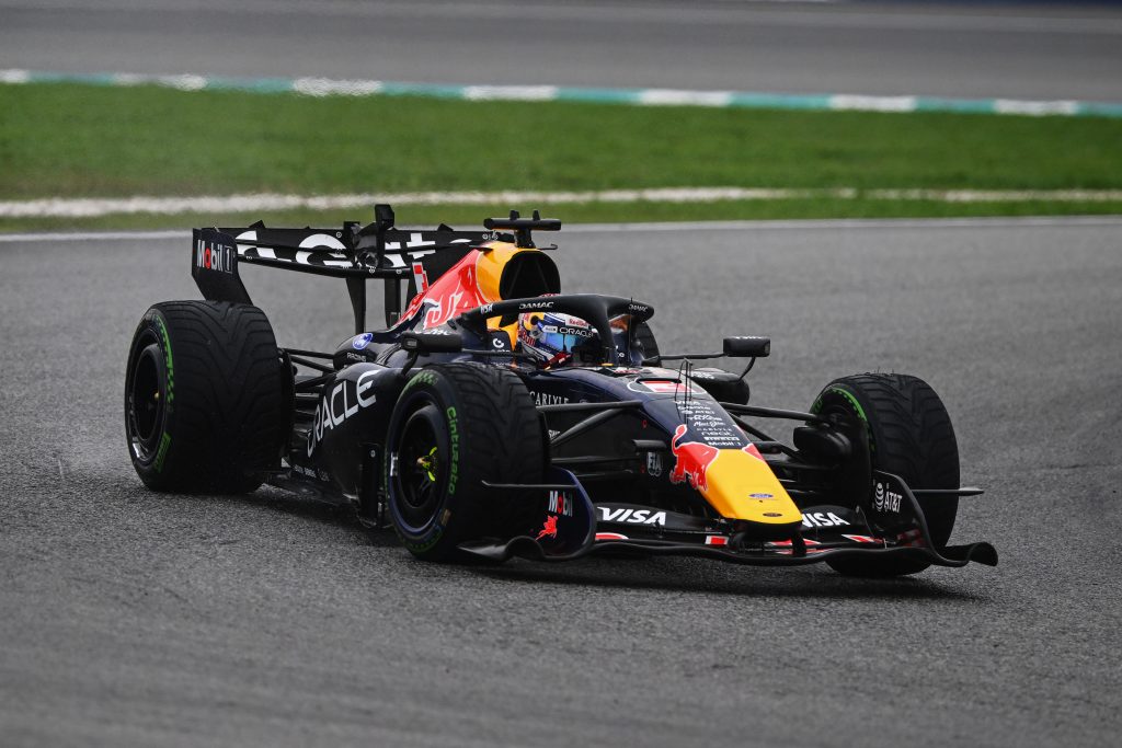 Verstappen passeia e enfim vence na F1 2026 em dia de zorra na Malásia. Bortoleto é 18º