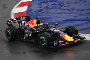 Verstappen vence sprint atrasada por chuva e desencanta em Singapura. Bortoleto abandona
