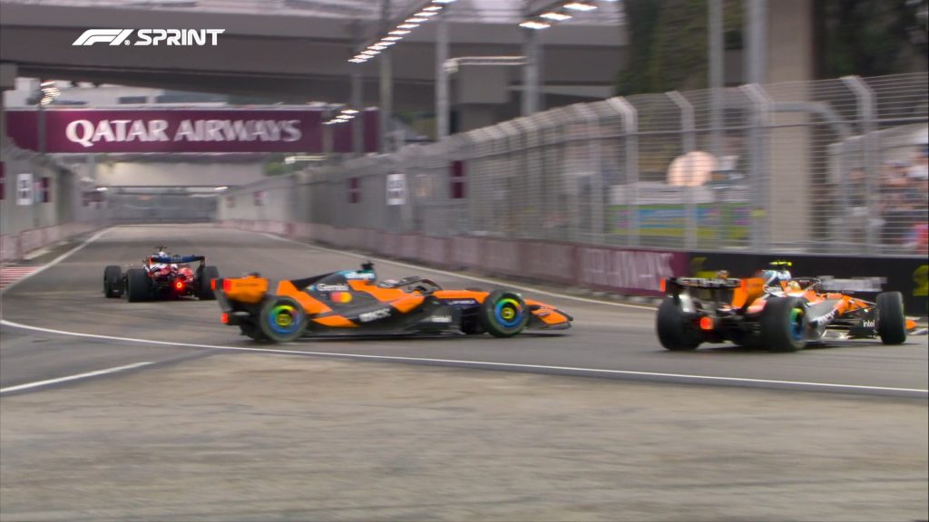 Norris erra mergulho e acerta Piastri na última volta da sprint do GP de Singapura